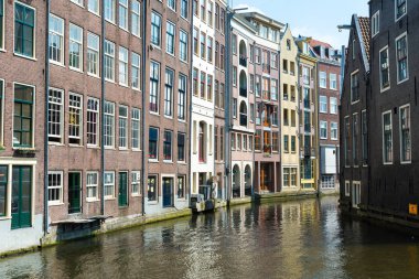 Amsterdam, Hollanda - 20 Nisan 2017: Bahar, Hollanda Amsterdam geleneksel eski binalarda