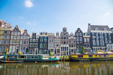 Amsterdam, Hollanda - 20 Nisan 2017: Amsterdam kanal ve güzel geleneksel eski binalar, Hollanda