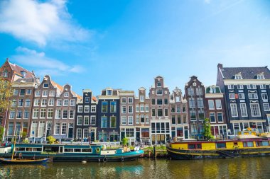 Amsterdam, Hollanda - 20 Nisan 2017: Amsterdam kanal ve güzel geleneksel eski binalar, Hollanda