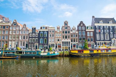 Amsterdam, Hollanda - 20 Nisan 2017: Amsterdam kanal Singel tipik Hollanda evleri ve yüzen, Hollanda, Hollanda
