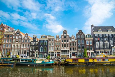 Amsterdam, Hollanda - 20 Nisan 2017: Bahar, Hollanda Amsterdam geleneksel eski binalarda