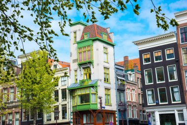 Amsterdam, Hollanda - 20 Nisan 2017: Bahar, Hollanda Amsterdam geleneksel eski binalarda