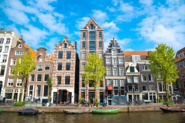 Amsterdam, Hollanda - 20 Nisan 2017: Amsterdam kanal ve güzel geleneksel eski binalar, Hollanda