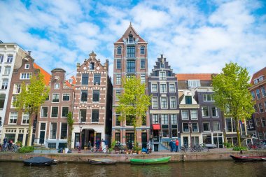 Amsterdam, Hollanda - 20 Nisan 2017: Amsterdam kanal ve güzel geleneksel eski binalar, Hollanda