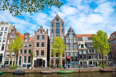 Amsterdam, Hollanda - 20 Nisan 2017: Şehir Manzaralı, Amsterdam kanal Herengracht, tipik Hollanda evleri ve tekneler, Hollanda, Hollanda