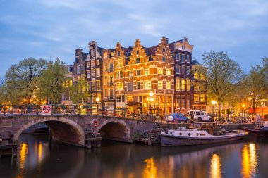 Amsterdam, Hollanda - 20 Nisan 2017: Amsterdam pitoresk kanalda. Güzel bir gece şehir manzaralı