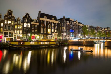 Amsterdam, Hollanda - 20 Nisan 2017: Amsterdam pitoresk kanalda. Güzel bir gece şehir manzaralı