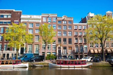 Amsterdam, Hollanda - 19 Nisan 2017: Canal, tekneler ve Amsterdam evleri. Amsterdam Hollanda başkentinin bir yaz günü olduğunu.