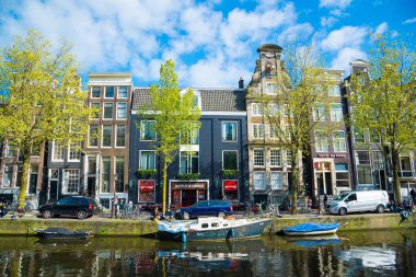 Amsterdam, Hollanda - 19 Nisan 2017: Amsterdam kanal Singel evleriyle tipik Hollanda, Hollanda