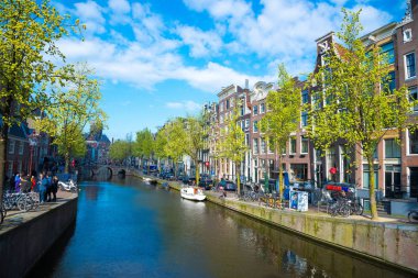 Amsterdam, Hollanda - 19 Nisan 2017: Amsterdam kanal Singel evleriyle tipik Hollanda, Hollanda