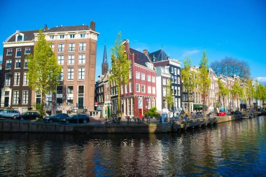 Amsterdam, Hollanda - 19 Nisan 2017: Amsterdam kanal Singel evleriyle tipik Hollanda, Hollanda