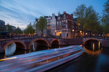 Gece sahne birinde birden çok kanallar Amsterdam, Hollanda
