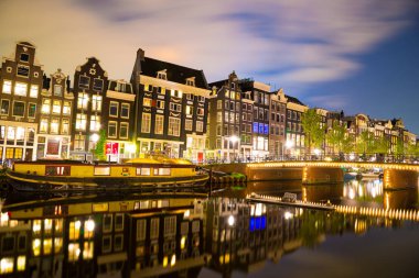 Amsterdam kanalları ve gece boyunca onları bentleri görünümü.
