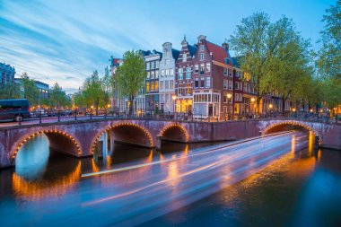 Keizersgracht - Amsterdam, Hollanda alacakaranlıkta kanalda İmparator 'un üzerinde köprü. HDR görüntü.