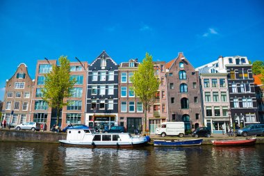 Amsterdam, Hollanda - 20 Nisan 2017: Şehir Manzaralı, Amsterdam kanal Herengracht, tipik Hollanda evleri ve tekneler, Hollanda, Hollanda