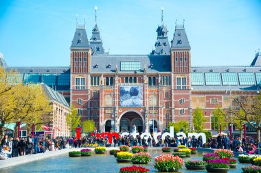 Amsterdam, Hollanda - 20 Nisan 2017: Rijksmuseum - ulusal devlet Müzesi. Ve şehir simgesi ben Amsterdam sloganı Museumplein üzerinde.