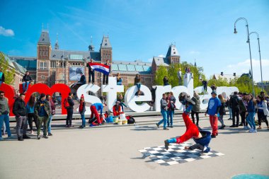 Amsterdam, Hollanda - 20 Nisan 2017: Gençlik break dans Amsterdam şehir sokaklarında. Sokak Festivali breakdance.