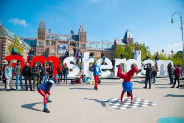 Amsterdam, Hollanda - 20 Nisan 2017: Gençlik break dans Amsterdam şehir sokaklarında. Sokak Festivali breakdance.