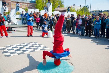 Amsterdam, Hollanda - 20 Nisan 2017: Gençlik break dans Amsterdam şehir sokaklarında. Sokak Festivali breakdance.