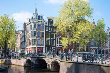 Amsterdam, Hollanda - 20 Nisan 2017: Amsterdam, Hollanda için çok güzel bir köprü üzerinde yürüyen insanlar