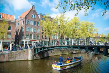 Amsterdam, Hollanda - 20 Nisan 2017: Gezi gemide Amsterdam kanalda