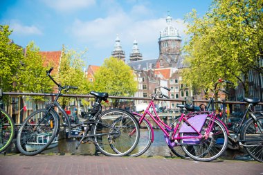 Amsterdam, Hollanda - 20 Nisan 2017: Pembe bisiklet üzerinde köprü Amsterdam, Hollanda