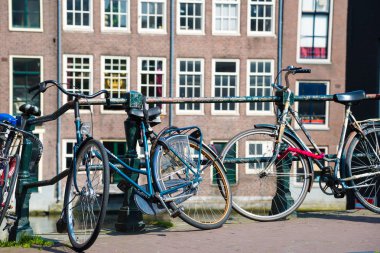 Amsterdam, Hollanda - 20 Nisan 2017: Bisiklet Amsterdam'da köprüde. Amsterdam, Hollanda kanalları