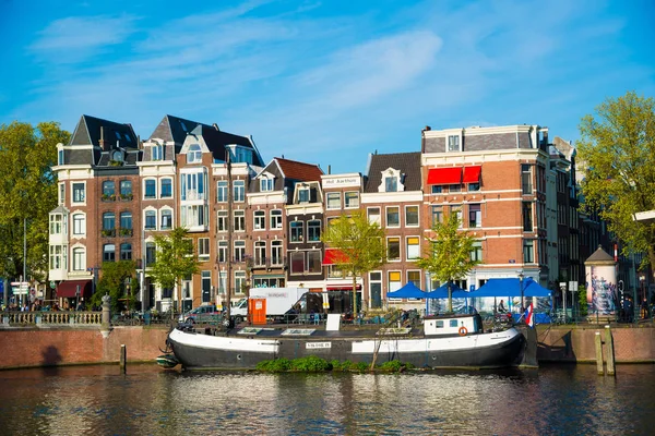 アムステルダム オランダ 2017 古典的なアムステルダムのビュー オランダの家の背景にチャネルにボートが浮かんでいます 都市のシーン — ストック写真