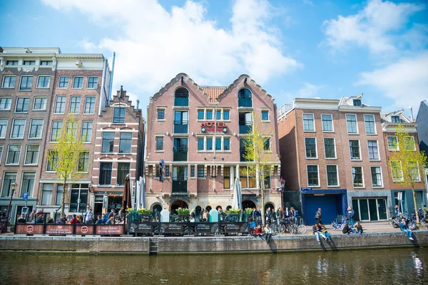 アムステルダム オランダ 2017 ボート 典型的なアムステルダムの運河の美しい景色オランダの家します オランダ オランダ 観光客の目に美しい景色 — ストック写真