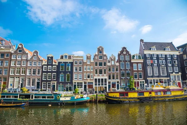 Amsterdam, Hollanda - 20 Nisan 2017: Bahar, Hollanda Amsterdam geleneksel eski binalarda