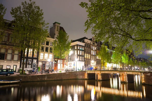 Nacht Uitzicht Amsterdam Stadsgezicht Met Kanaal Brug Middeleeuwse Huizen Avondschemering — Stockfoto