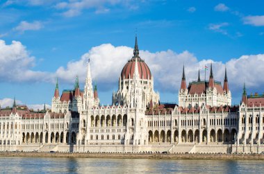 Macaristan 'ın Budapeşte kentindeki parlamento binası güneşli bir günde