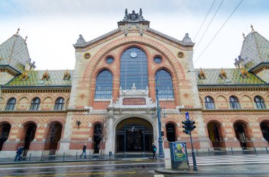 BUDAPEST, HUNGARY - 21 Şubat 2016: Budapeşte, Macaristan 'daki Büyük Pazar Salonu cephesi. Budapeşte 'deki en büyük kapalı market. Samu Pecz tarafından tasarlandı. Neogotik tarzda inşa edilmiş..