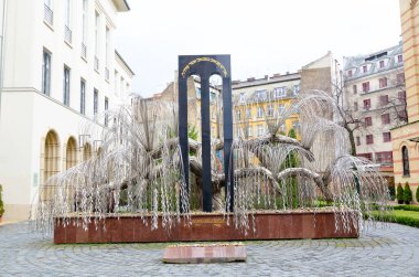 BUDAPEST, HUNGARY - 21 Şubat 2016: Soykırım kurbanlarının anıtı 1990 yılında Macaristan 'ın Budapeşte kentinde açıldı. Heykeltraşın adı Imre Varga..