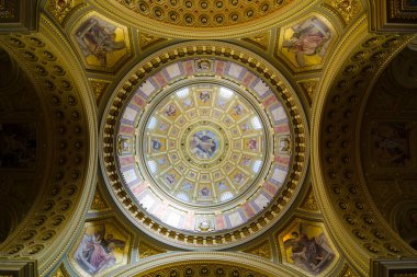 BUDAPEST, HUNGARY - 22 Şubat 2016: Fincanın içi. Aziz Stephen Kilisesi, Roma Katolik Kilisesi. Duvar resmi ve altın detaylarıyla zenginleştirilmiş tavan. İncil 'den boyanmış sahneler.