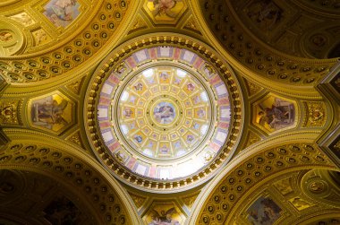 BUDAPEST, HUNGARY - 22 Şubat 2016: Fincanın içi. Aziz Stephen Kilisesi, Roma Katolik Kilisesi. Duvar resmi ve altın detaylarıyla zenginleştirilmiş tavan. İncil 'den boyanmış sahneler.