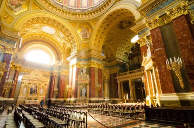 BUDAPEST, HUNGARY - 22 Şubat 2016: Roma Katolik Kilisesi St. Stephen Bazilikası 'nın içi. Tavan, sığınak ve sunak. Budapeşte, Macaristan