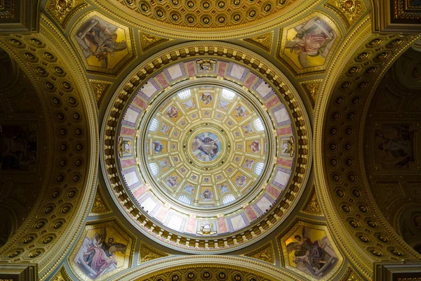 Budapest Hungary 2016年2月22日 キューポラの内部 ローマ カトリック教会聖シュテファン大聖堂 壁画や金のディテールが施された豊かな天井 聖書の絵の場面 — ストック写真