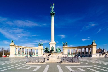 BUDAPEST, HUNGARY - 22 Şubat 2016: Kahramanlar Meydanı 'ndaki Milenyum Anıtı - Hosok Tere Budapeşte, Macaristan' ın en büyük meydanlarından biridir.