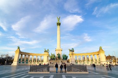 BUDAPEST, HUNGARY - 22 Şubat 2016: Kahramanlar Meydanı 'ndaki Milenyum Anıtı - Hosok Tere Budapeşte, Macaristan' ın en büyük meydanlarından biridir.