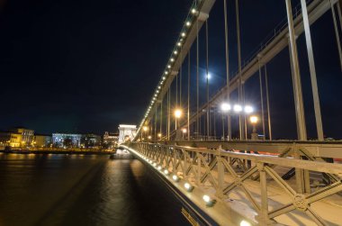 BUDAPEST, HUNGARY - 22 Şubat 2016: Budapeşte 'de güzel bir gece, Tuna nehri üzerindeki Zincir köprüsü ışıklar ve yıldızlı gökyüzü, masaüstü arka planı veya örtüsü için uygun şehir manzarası