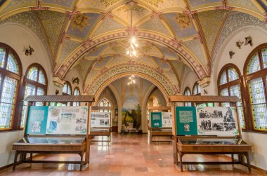 BUDAPEST, HUNGARY - 23 Şubat 2016: Budapeşte 'deki Vajdahunyad şatosunun içi. Salonlardan birinde Tarım Müzesi 'nin bir sergisi var..