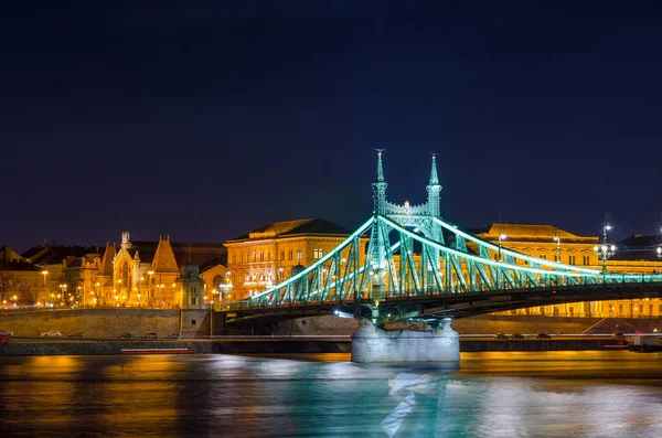2016年2月22日 匈牙利布达佩斯自由桥的夜景 横跨多瑙河连接布达和佩斯河 — 图库照片