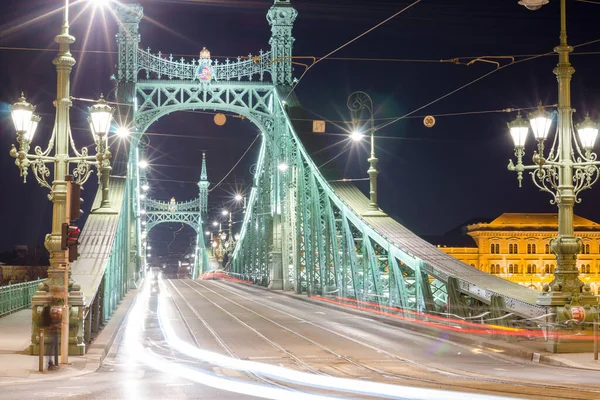2016年2月22日 匈牙利布达佩斯自由桥的夜景 横跨多瑙河连接布达和佩斯河 — 图库照片