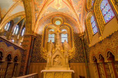 BUDAPEST, HUNGARY - 23 Şubat 2016: Buda Kalesi Bölgesindeki Matthias Kilisesi. Kilise, aralarında son Habsburg kralı IV. Charles 'ın 1916' daki taç giyme töreninin de bulunduğu birçok törene ev sahipliği yaptı..