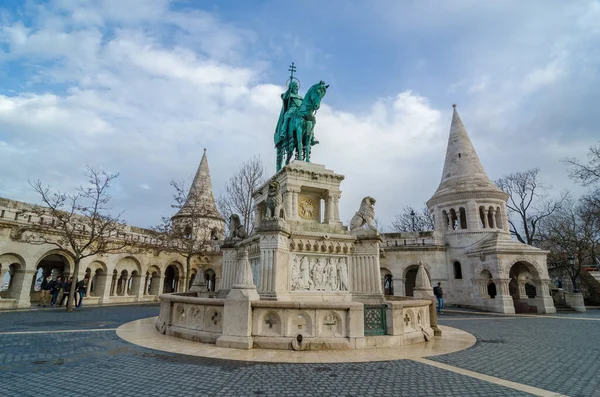 2016年2月23日 匈牙利国王斯蒂芬一世的铜像骑在马背上 安放在匈牙利布达佩斯城堡山渔民城堡的平台上 — 图库照片