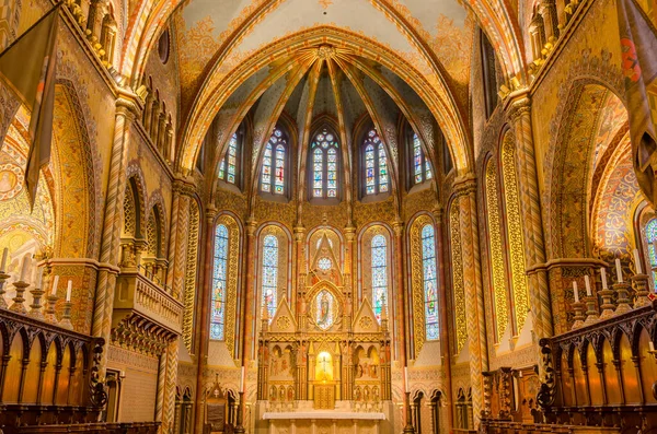 ハンガリー ブダペスト 2016年2月23日 マティアス教会の内部は ブダペストにあるローマ カトリック教会で ブダ城地区の中心部にあるフィッシャーマンズベース前に位置しています — ストック写真