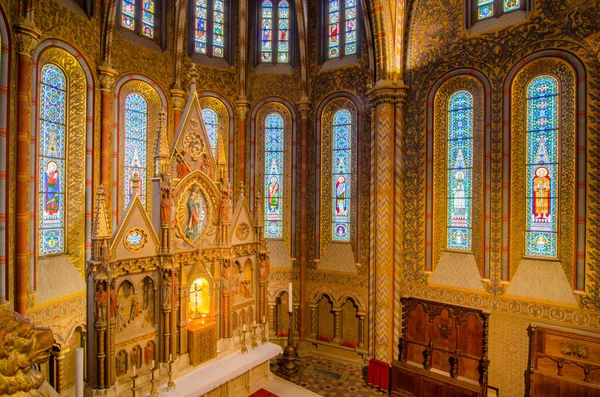 2016年2月23日 马蒂亚斯教堂的内部 Interior Matthias Church 是一座罗马天主教教堂 位于匈牙利布达佩斯 位于布达城堡区中心的渔民堡垒前 — 图库照片