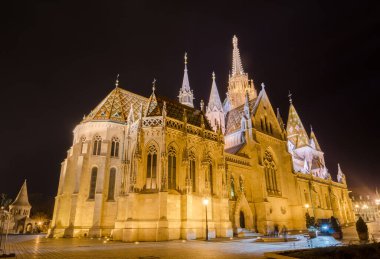 BUDAPEST, HUNGARY - 23 Şubat 2016: Budapeşte Macaristan 'daki Matthias Kilisesi' nin Gece Görüşü.