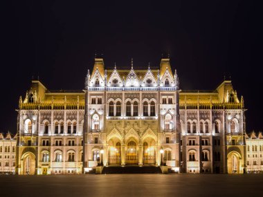 BUDAPEST, HUNGARY - 23 Şubat 2016: Budapeşte, Macaristan 'daki Macar Parlamento Binası' nın Gece Görüşü.